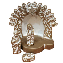 Cargar imagen en el visor de la galería, Belén de terracota de Comercio Justo Pavo Real de Bangladesh.