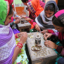 Cargar imagen en el visor de la galería, Colgante Palomas en resina y latón dorado. India