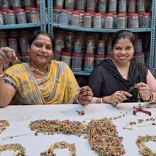 Cargar imagen en el visor de la galería, Pendientes Gatos Curiosos latón y resina. India