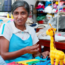 Cargar imagen en el visor de la galería, Artesana de Selyn, Sri Lanka, organización de Comercio Justo
