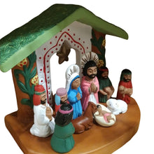 Cargar imagen en el visor de la galería, Detalle belén de terracota multicolor. Bangladesh.