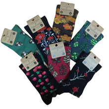 Cargar imagen en el visor de la galería, Calcetines Mestizaje de algodón ecológico, elaborados en Pradoluengo (Burgos). Selección de modelos con ilustraciones vegetales (flores, hojas, ramas, setas...)