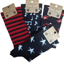 Cargar imagen en el visor de la galería, Calcetines Mestizaje de algodón ecológico, elaborados en Pradoluengo (Burgos). Selección de modelos con diseños de notas musicales, estrellas, guitarras eléctricas...