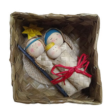 Cargar imagen en el visor de la galería, Detalle de belén artesanal de Comercio Justo guardado en caja de palma trenzada