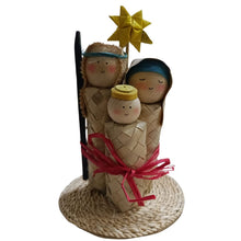 Cargar imagen en el visor de la galería, Detalle de las figuras del belén artesanal de Comercio Justo guardado en caja de palma trenzada