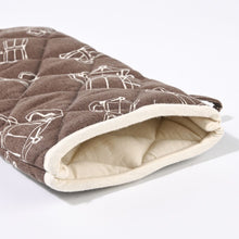 Cargar imagen en el visor de la galería, Detalle de manopla de cocina con diseño de cafeteras. Comercio Justo. India