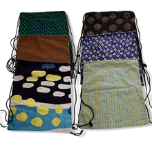 Cargar imagen en el visor de la galería, Detalle de diferentes estampados de la mochila de algodón de cuerdas de Comercio Justo