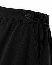 Cargar imagen en el visor de la galería, Falda midi negra en sarga de algodón orgánico y de Comercio Justo - detalles cintura