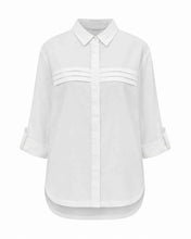 Cargar imagen en el visor de la galería, Camisa de algodón orgánico de Comercio Justo con mangas enrollables y pliegues decorativos en el pecho. Foto delantera