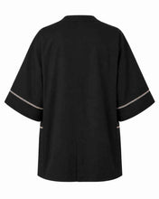 Cargar imagen en el visor de la galería, Kimono negro con detalles en mangas y bolsillos, de algodón orgánico y de Comercio Justo - vista trasera