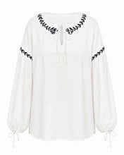 Cargar imagen en el visor de la galería, Blusa blanca bordada en negro, de algodón orgánico y de Comercio Justo - delantera