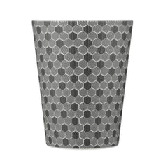 Cargar imagen en el visor de la galería, Vaso negro reutilizable exágonos sin tapa
