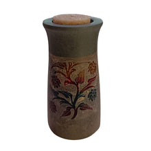 Cargar imagen en el visor de la galería, Nuestra velita vegetal de aceite de palma sostenible en candelabro de piedra.