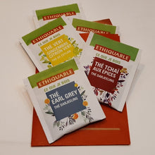 Cargar imagen en el visor de la galería, Sobrecitos de té variados, de Comercio Justo y ecológicos, presentados en sobre regalo.