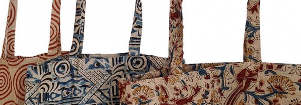 Algunas de las bolsas de algodón estampadas con técnica kalamkari en la organización SIPA
