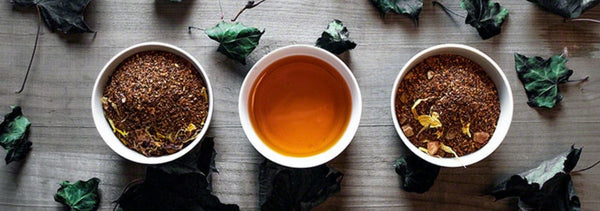 Tres cuencos con infusión de rooibos