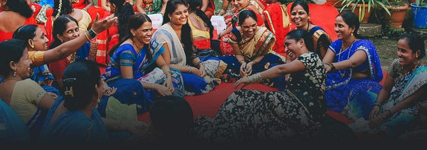 Grupo de mujeres en corro, felices y riendo, de la organización Creative Handicrafts