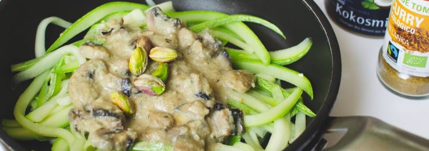 Tallarines de calabacín con anacardos y champiñones