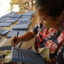 Cargar imagen en el visor de la galería, Atrapasueños multicolor. Indonesia
