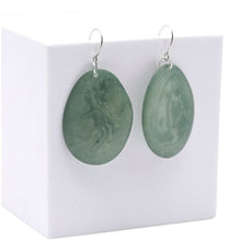 Cargar imagen en el visor de la galería, Pendientes planos de tagua verde. Ecuador (Copia)

