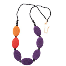 Cargar imagen en el visor de la galería, Collar resina e hilos coloridos. India

