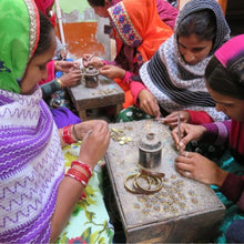 Cargar imagen en el visor de la galería, Pendientes Palomas Latón y Resina. India
