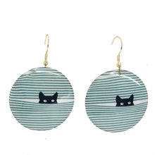 Cargar imagen en el visor de la galería, Pendientes Gatos Curiosos latón y resina. India
