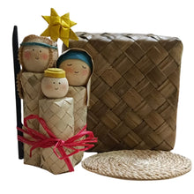 Cargar imagen en el visor de la galería, Belén artesanal de Filipinas, de Comercio Justo, en caja de palma trenzada
