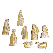 Cargar imagen en el visor de la galería, Detalle de las piezas del belén dorado de madera de mango, India, de Comercio Justo.
