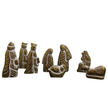 Cargar imagen en el visor de la galería, Belén dorado de madera de mango. India
