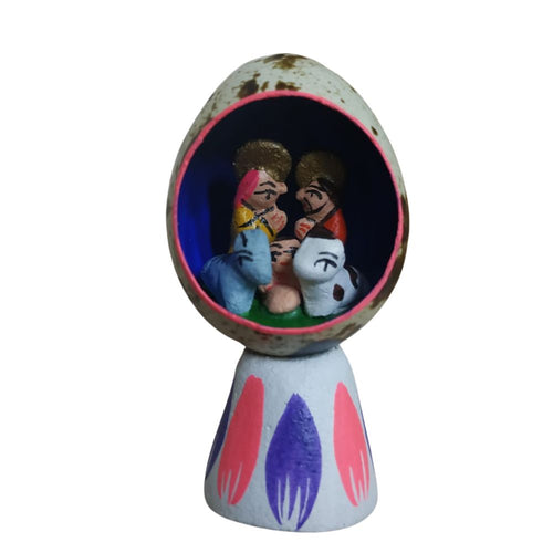 Belén dentro de huevo con peana. De comercio Justo. Hecho en Perú