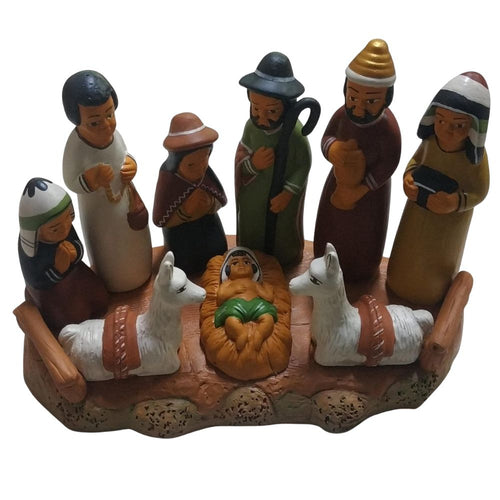 Belén con llamas. Las nueve figuras están fijas sobre una base. Cerámica de Comercio Justo de Perú