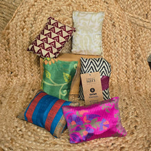 Cargar imagen en el visor de la galería, Bolsa plegable RE-USE de tela reciclada y de Comercio Justo. Estampados únicos
