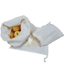 Cargar imagen en el visor de la galería, Bodegón de bolsas para granel de Comercio Justo con manzanas y arroz
