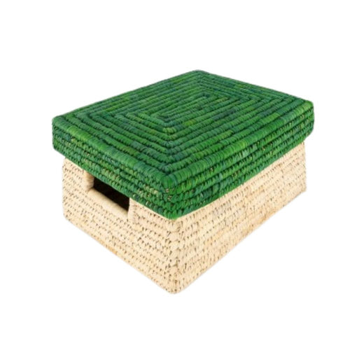 Cesta de fibra natural con tapa verde, elaborada artesanalmente en Bangladesh.