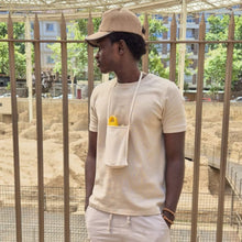 Cargar imagen en el visor de la galería, Detalle de cómo queda colgado el bolso portabotellas de algodón BIO
