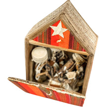 Cargar imagen en el visor de la galería, Detalle caja de tela en el que se presenta el belén hecho con hoja de banano en Kenia.
