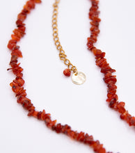 Cargar imagen en el visor de la galería, Detalle del collar de cornalina de Comercio Justo, India
