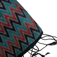 Cargar imagen en el visor de la galería, Detalle del fular negro y geométrico de Comercio Justo de India
