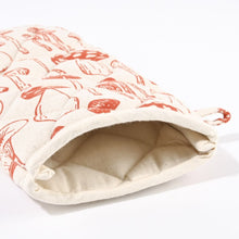 Cargar imagen en el visor de la galería, Detalle de manopla de cocina de algodón con diseño de setas. Comercio Justo. India
