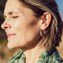 Cargar imagen en el visor de la galería, Detalle pendientes media luna comercio justo india
