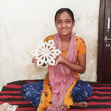 Cargar imagen en el visor de la galería, Ekra, artesana de la organización de Comercio Justo Asha Handicrafts, en India. Experta en artículos de madera
