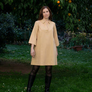 Vestido camisero amplio beige de algodón orgánico y de Comercio Justo