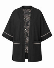 Cargar imagen en el visor de la galería, Kimono negro con detalles en mangas y bolsillos, de algodón orgánico y de Comercio Justo 
