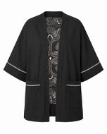 Kimono negro con detalles en mangas y bolsillos, de algodón orgánico y de Comercio Justo 