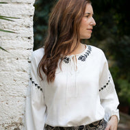 Blusa blanca bordada en negro, de algodón orgánico y de Comercio Justo 