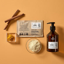 Cargar imagen en el visor de la galería, Bodegón con el sobre de jabón de cúrcuma y canela, y frasquito en el que utilizarlo
