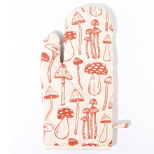 Cargar imagen en el visor de la galería, Manopla de cocina de algodón con diseño de setas. Comercio Justo. India
