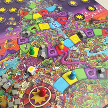 Cargar imagen en el visor de la galería, Detalle del tablero de juego de Las niñas de Jacaranda Juego cooperativo Ekilikua
