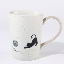 Cargar imagen en el visor de la galería, Taza gato negro y ovillo de lana. Comercio Justo
